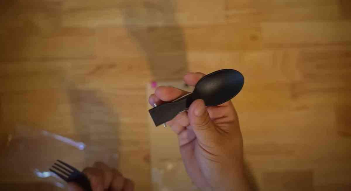 ダイソーの「折りたたみスプーン＆フォークセット」を折りたたんだ状態